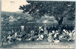 89 En Bourgogne, Les Vendanges - Repos Des Vendangeurs  - Autres & Non Classés