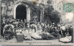 65 LOURDES - Malades Dans La Cour De L'hopital. - Lourdes