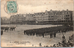 62 ARRAS - La Grande Place Un Jour De Revue.  - Arras