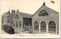 18 VIERZON - Rue De La Republique, Arret Du Tramway. - Vierzon