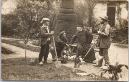 36 INDRE - CARTE PHOTO - Cure Et Ouvriers Dans Un Jardin (a Situer) - Other & Unclassified