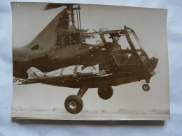 PHOTO ANCIENNE (13 X 18 Cm) : Scène Animée - HELICOPTERE AMBULANCE - RAF - Photo KEYSTONE - Aviazione