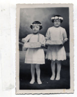 Carte Photo De Deux Petite Fille élégante Posant Dans Un Studio Photo En 1935 - Anonyme Personen