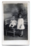 Carte Photo De Deux Petite Fille élégante Posant Dans Un Studio Photo Vers 1910 - Personnes Anonymes