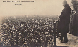 Die Bestattung Der Revolutionsopfer - BERLIN - November 1918 - Frauerrede - Phot. Gebr. Haeckel - Verlag S. U. G. S. I.  - Autres & Non Classés