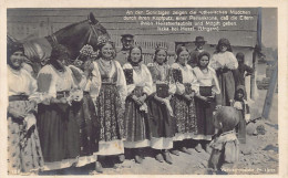 Ukraine - IZKY Near Khust - On Sundays, The Ruthenian Girls Show With Their Headdresses And Pearl Crowns That Their Pare - Ukraine