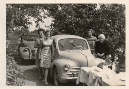 Photo -   4 Femmes Devant Une Automobile Renault 4 CV  Et   Une  2 CV  Citroen - Automobili