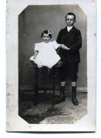 Carte Photo D'un Jeune Garcon élégant Avec Une Petite Fille élégante Dans Un Studio Photo Vers 1920 - Personnes Anonymes