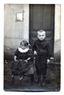 Carte Photo D'un Jeune Garcon élégant Avec Une Petite Fille élégante Handicapé Devant Leurs Maison Vers 1910 - Anonyme Personen