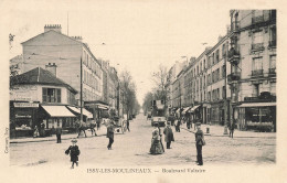 Issy Les Moulineaux * Le Boulevard Voltaire * Commerces Magasins Poissonnerie * Tram Tramway - Issy Les Moulineaux