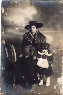 Carte Photo D'une Femme élégante Avec Sa Petite Fille Posant Dans Un Studio Photo Vers 1915 - Anonyme Personen