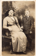 Carte Photo D'une Femme élégante Avec Sont Fils Posant Dans Un Studio Photo - Anonymous Persons