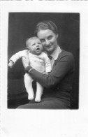 Carte Photo D'une Femme élégante Avec Sont Petit Bébé Posant Dans Un Studio Photo - Anonyme Personen