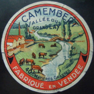 Etiquette Camembert - Vallée Du Grand Lay - Fromagerie De Chantonnay 85 Poitou - Vendée   A Voir ! - Kaas