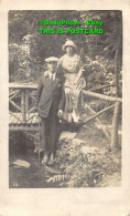 R418884 Woman And Man. Old Photography. Postcard - Monde