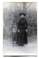 Carte Photo D'une Femme élégante En Robe De Deuil Avec Un Petit Garcon Dans Sont Jardin Vers 1915 - Personnes Anonymes