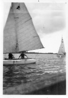 Photo Vintage Paris Snap Shop -bateau à Voile Boat Mer Sea Cherbourg - Boten