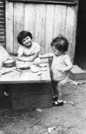 Photo Vintage Paris Snap Shop -enfant Child Dinette  - Personnes Anonymes