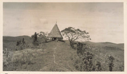 Col Des Puog... , Nouvelle Calédonie * Case D'un Chef * Photo Ancienne 11x6.6cm - Nouvelle Calédonie