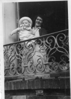 Photo Vintage Paris Snap Shop-femme Women Enfant Child Balcon Balcony - Personnes Anonymes