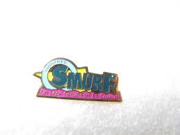 PIN'S    MONTRES  SMURF   UN LOOK  GENIAL  FORT EN COULEUR! - Other & Unclassified