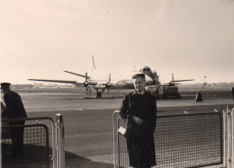 Photo Vintage Paris Snap Shop- Femme Women Avion Plane  - Luftfahrt