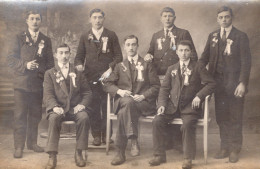 Carte Photo D'hommes ( Des Conscrits ) Posant Dans Un Studio Photo - Personnes Anonymes