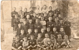 Carte Photo D'une Classe De Jeune Garcon Posant Dans La Cour De Leurs école En 1916 - Anonymous Persons