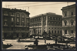 Cartolina Bari, Piazza, Eroi Del Mare  - Bari