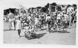 Photo Vintage Paris Snap Shop-foule Crowd Bicyclette Bicycle  - Andere & Zonder Classificatie