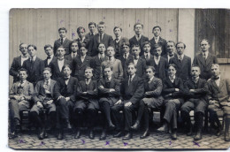 Carte Photo D'une Classe De Jeune Garcon élégant Posant Dans La Cour De Leurs école En 1913 - Anonymous Persons
