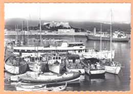 Ppgf/ CPSM Grand Format - ALPES MARITIMES - ANTIBES - LE PORT ET LE FORT CARRÉ EN ARRIERE PLAN - Divers Bateaux à Quai - Other & Unclassified