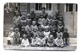 Carte Photo D'une Classe Mixte De Petit Enfant Avec Leurs Professeurs Posant Dans Leurs école Vers 1920 - Personnes Anonymes