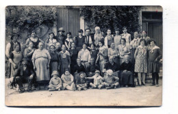 Carte Photo D'une Grande Famille Posant Dans La Cour De Leurs Ferme Vers 1930 - Personnes Anonymes