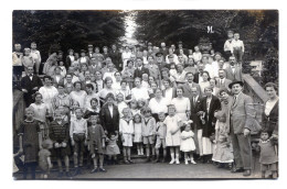 Carte Photo D'une Grande Famille élégante Posant Sur Les Escalier D'un Jarcdin Vers 1930 - Personnes Anonymes