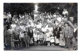 Carte Photo D'une Grande Famille élégante Posant Sur Les Escalier D'un Jarcdin Vers 1930 - Anonymous Persons