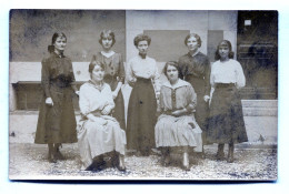 Carte Photo D'une Femme élégante Avec Six Jeune Fille élégante Posant Devant Leurs Maison Vers 1910 - Anonymous Persons