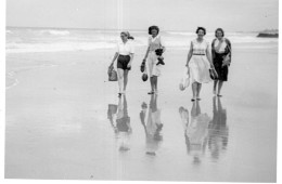Photo Vintage Paris Snap Shop- Femme Women Mode Fashion Mer Sea Plage Beach - Anonymous Persons