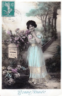 Carte Fantaisie -  BONNE ANNEE - Femme Pres De La Boite Aux Lettres - Anno Nuovo