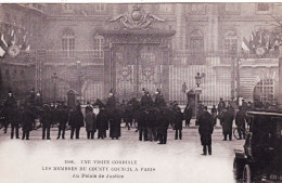 75 - PARIS 01 - Au Palais De Justice - Une Visite Cordiale - Les Membres Du County Council A Paris - Paris (01)