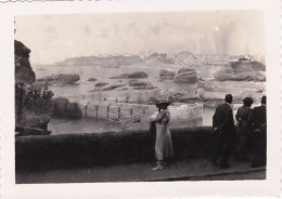 Photo 9.0 X 6.3 - BIARRITZ  (64 )  En Montant Vers Le Rocher De La Vierge   - Aout 1934 - Places
