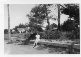 Photo Vintage Paris Snap Shop- Femme Women Arbre Tree SOULAC - Anonymous Persons