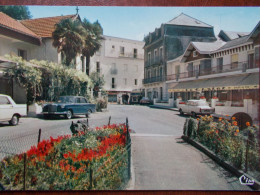 65 - CAPVERN Les BAINS - Le Centre. (Commerces / Voitures: Peugeot 404, Mercédes, Tube Citroen ) CPSM - Autres & Non Classés