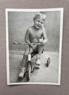 1961 - Originele Foto / Photo Originale - Kleine Jongen Op Driewieler / Petit Garçon Sur Tricycle - 10,3 X 7,3 Cm. - Personnes Anonymes