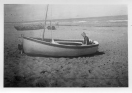 Photo Vintage Paris Snap Shop-enfant Child Mer Sea Plage Beach Barque Small Boat - Boats