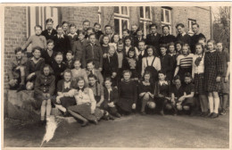 Carte Photo De Jeune Filles élégante Avec De Jeune Garcons Posant Dans La Cour De Leurs école En 1933 - Anonymous Persons