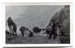 Carte Photo D'une Famille En Excursion A Coté D'une Rivière De Montagne Vers 1940 - Personnes Anonymes