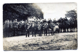 Carte Photo D'une Fanfare Jouent Devant Des Cavalier Vers 1920 - Anonyme Personen