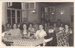 2 Alte Fotos Vintage. Personen -Gaststätte. Ca 1955.  (  B12  ) - Personnes Anonymes