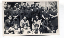 Carte Photo D'une Famille élégante Posant Dans La Cour De Leurs Maison - Anonymous Persons